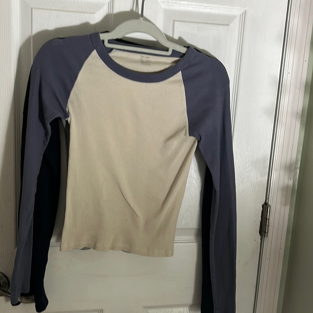 Brandy Melville long sleeve shirt  never been worn .size medium
